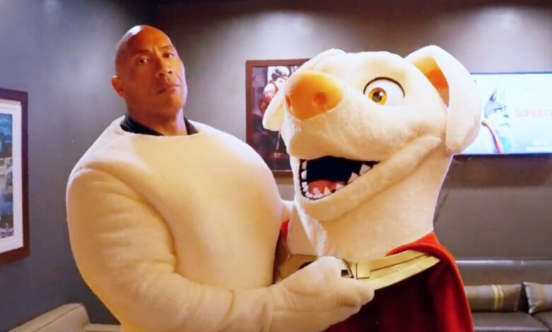 Dwayne Johnson usa traje Krypto completo (y sostiene a un cachorro) en video de Super-Pets