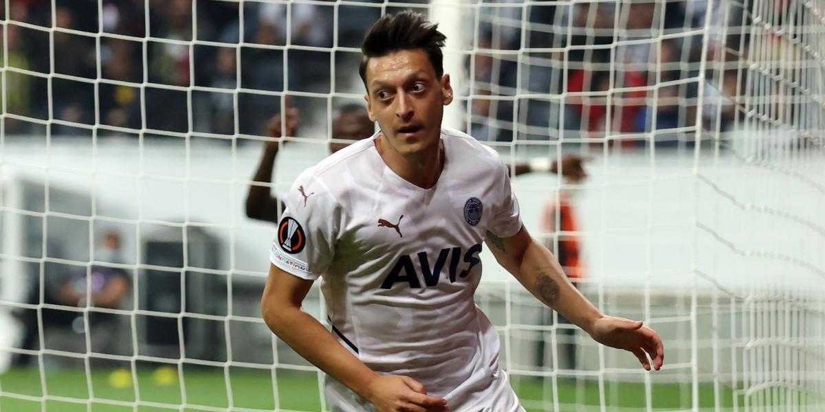 Echan a Özil del Fenerbahce