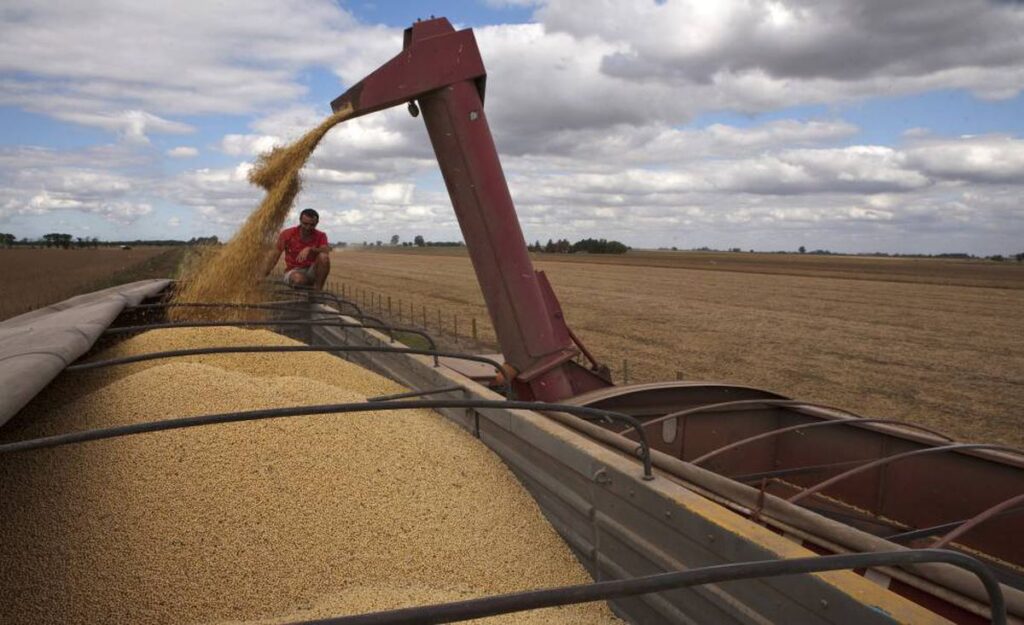 El Banco Central argentino crea un “dólar soja” para que el campo acelere la liquidación de la cosecha