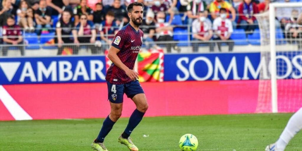 El Huesca rescinde el contrato de Insúa