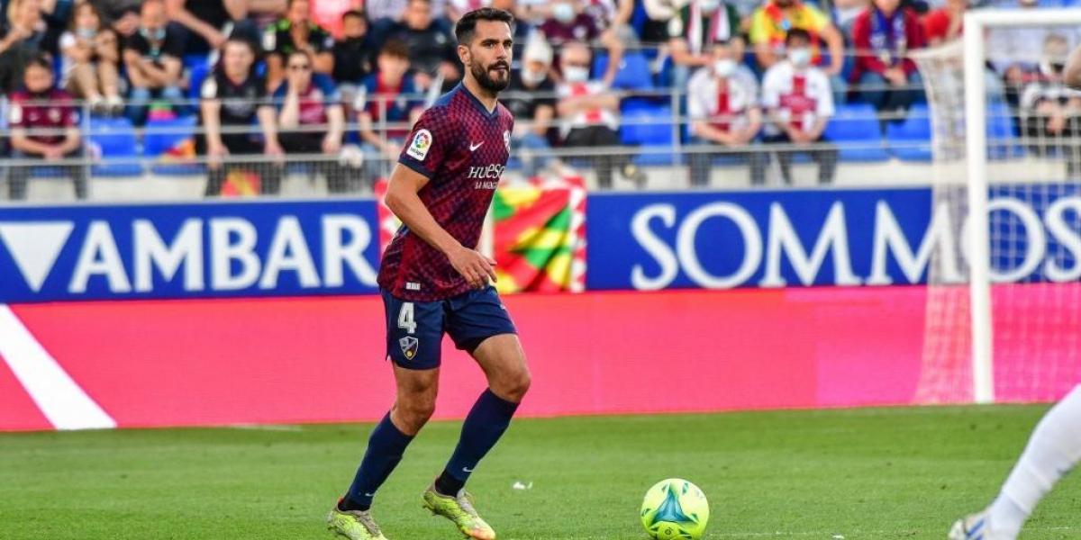 El Huesca rescinde el contrato de Insúa