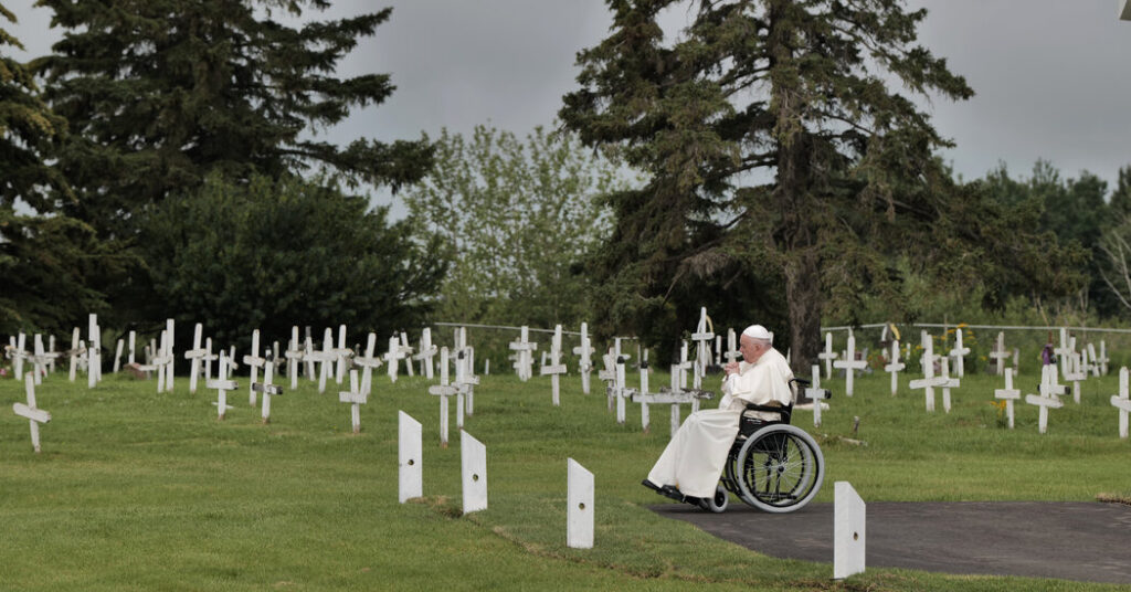 El Papa se disculpa en Canadá por escuelas que abusaron de niños indígenas