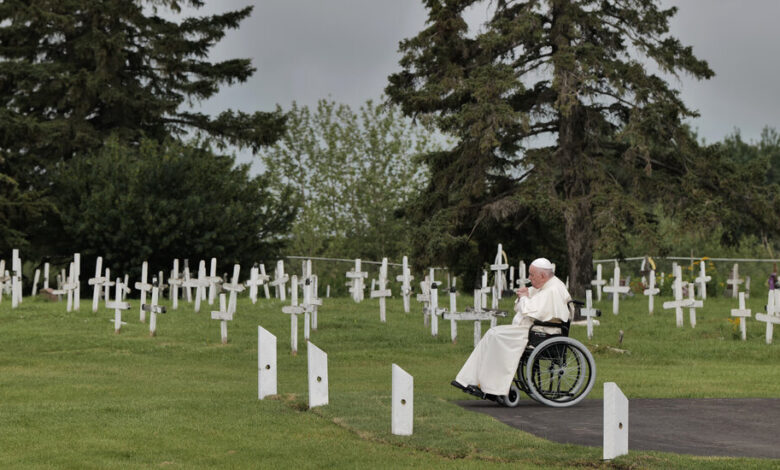 El Papa se disculpa en Canadá por escuelas que abusaron de niños indígenas