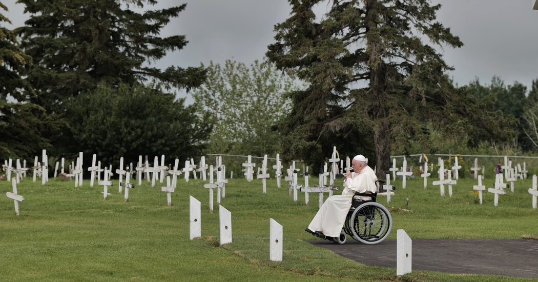 El Papa se disculpa en Canadá por escuelas que abusaron de niños indígenas
