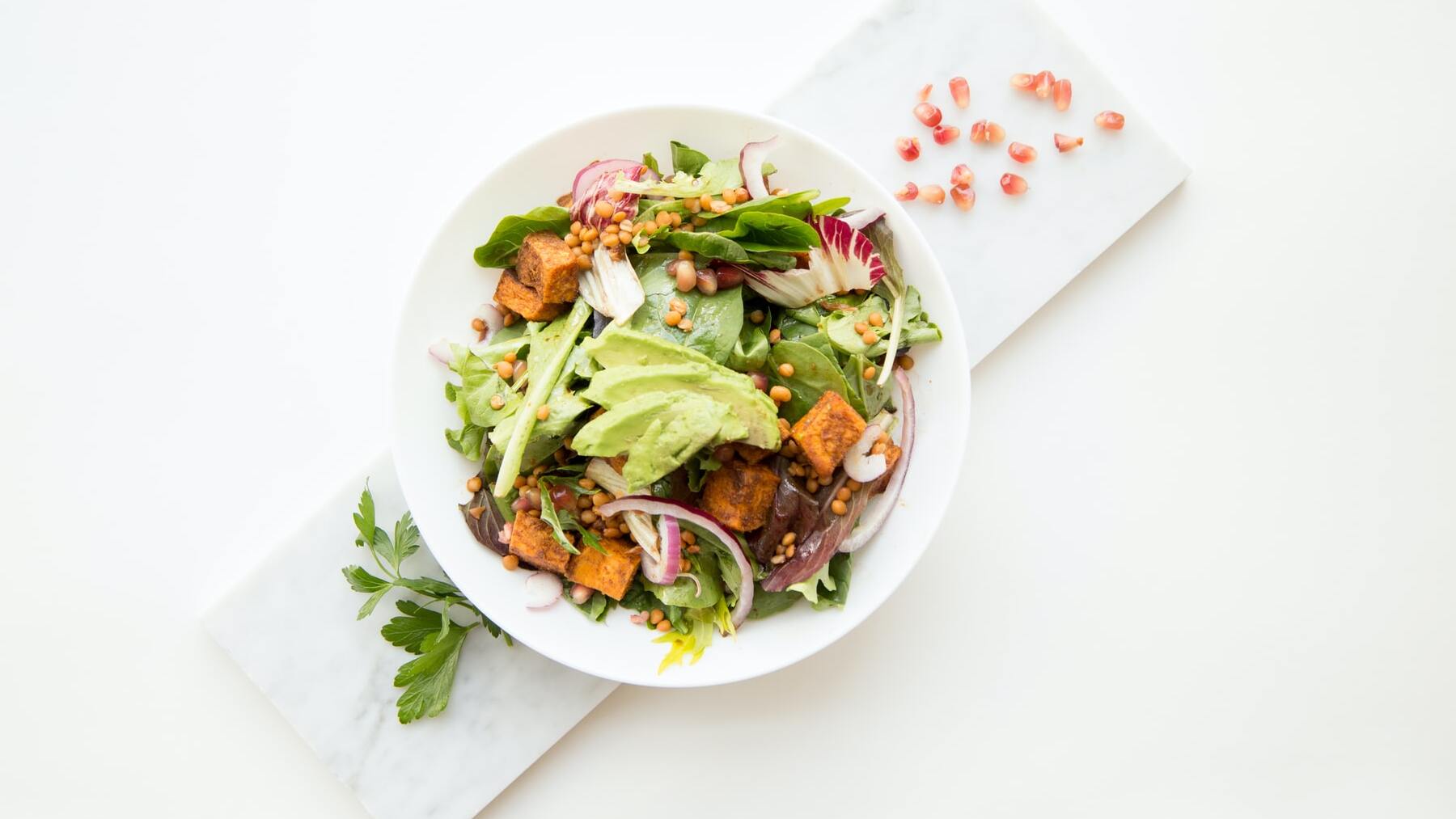 El curioso motivo por el que los restaurantes de lujo no sirven ensalada por la noche