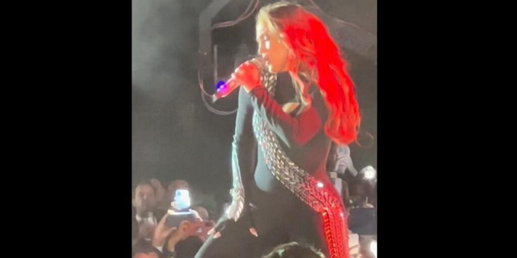 El descuido de Jennifer López en pleno concierto: deja parte de su trasero a la vista