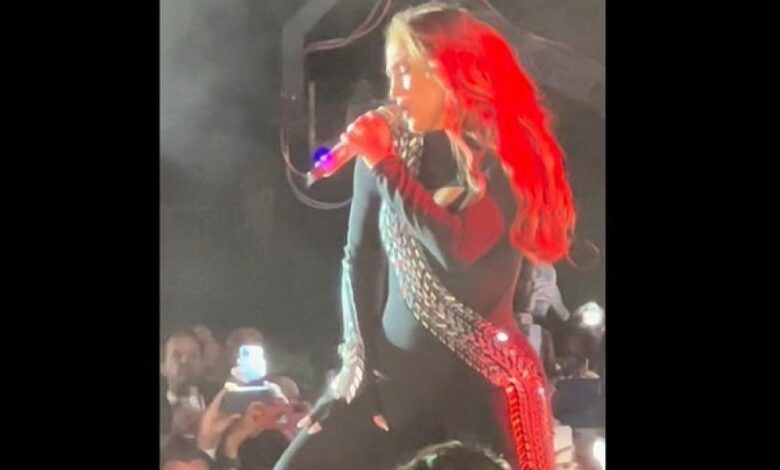 El descuido de Jennifer López en pleno concierto: deja parte de su trasero a la vista