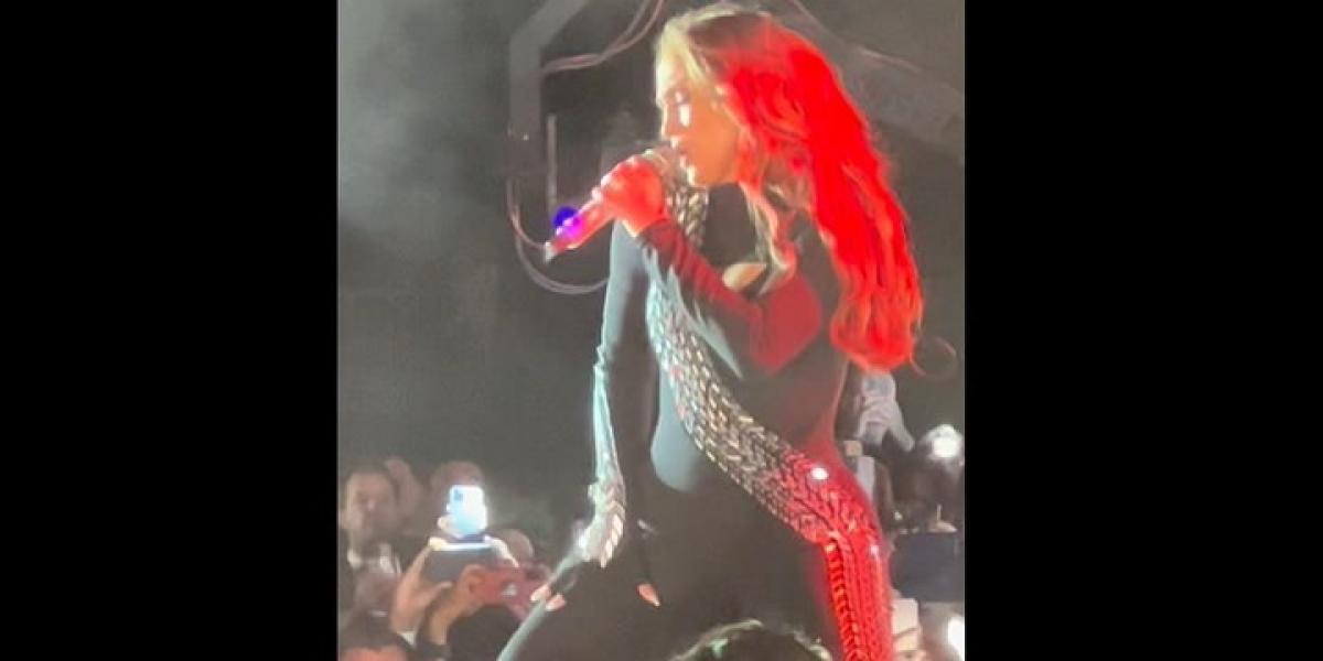 El descuido de Jennifer López en pleno concierto: deja parte de su trasero a la vista