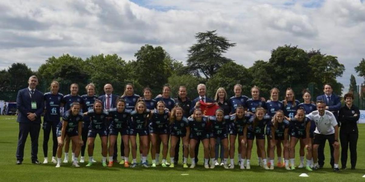El embajador de España en Londres visita a la selección femenina