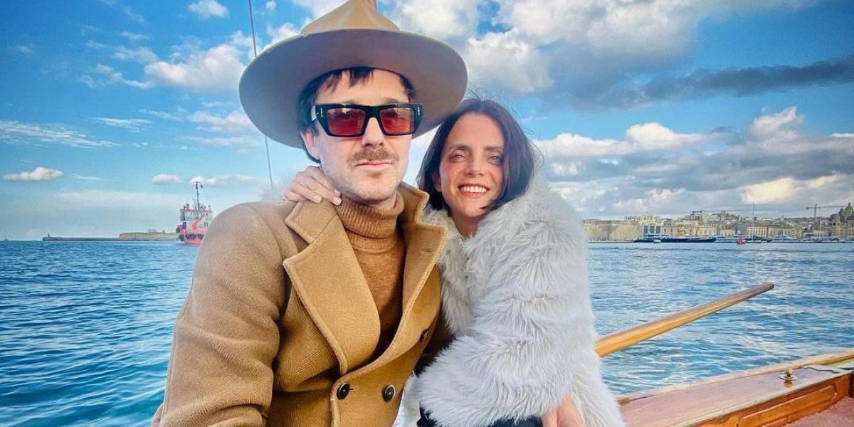 Él es Aldo Comas, artista y marido de Macarena Gómez