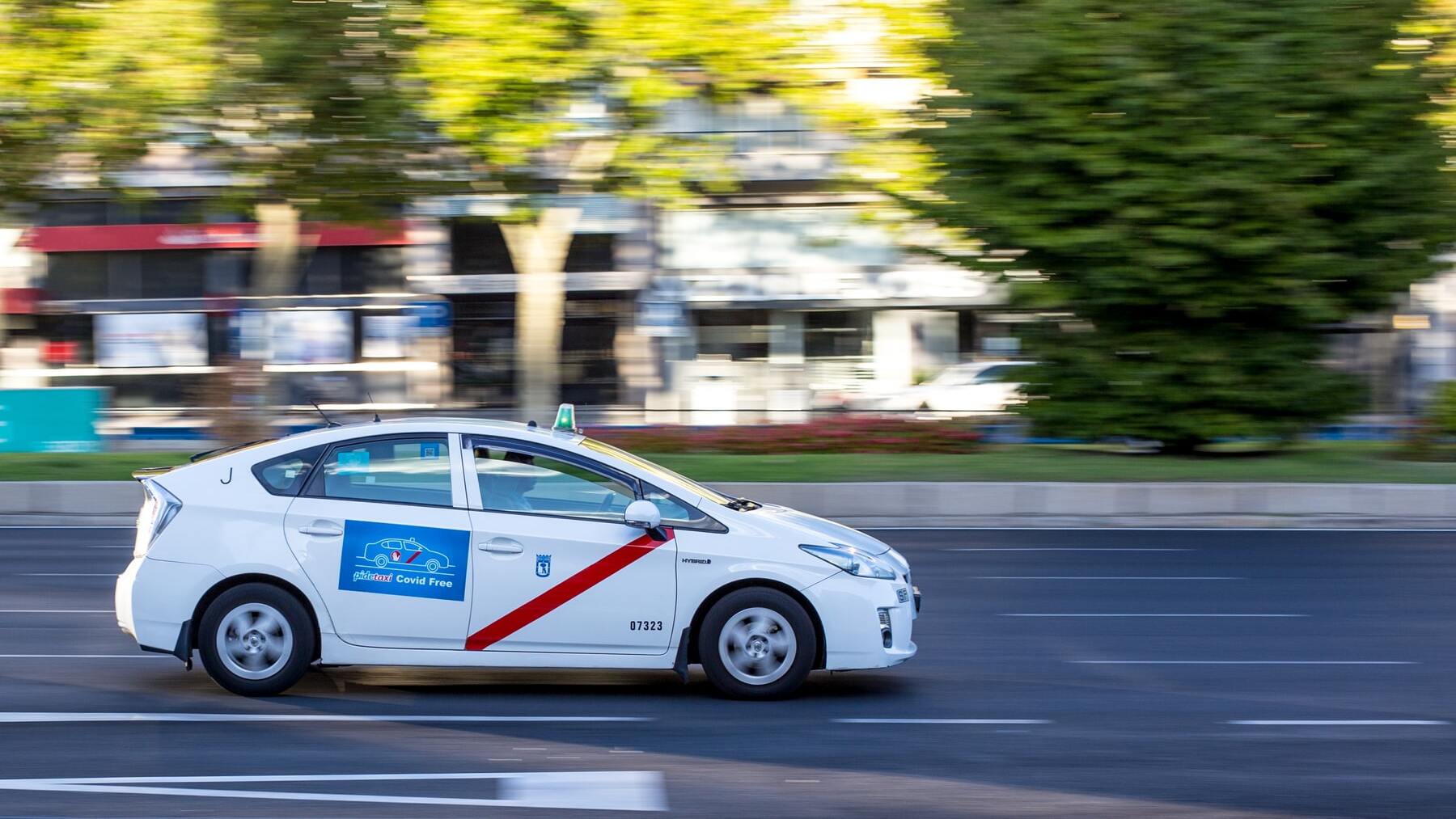 El extravagante color de los taxis en Madrid antes de ser blancos