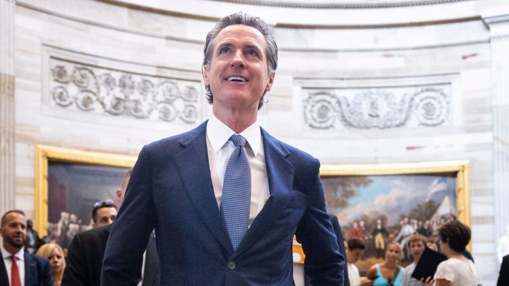 El gobernador de California gana protagonismo en EE UU ante la caída de popularidad de Biden