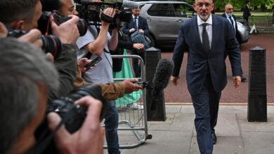 El goteo de nuevas dimisiones pone a Boris Johnson contra las cuerdas