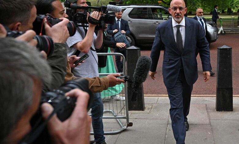 El goteo de nuevas dimisiones pone a Boris Johnson contra las cuerdas