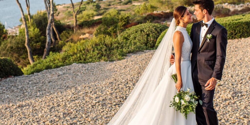 El impresionante vestido con el que Alejandra López dio el 'sí, quiero' a Joan Mir