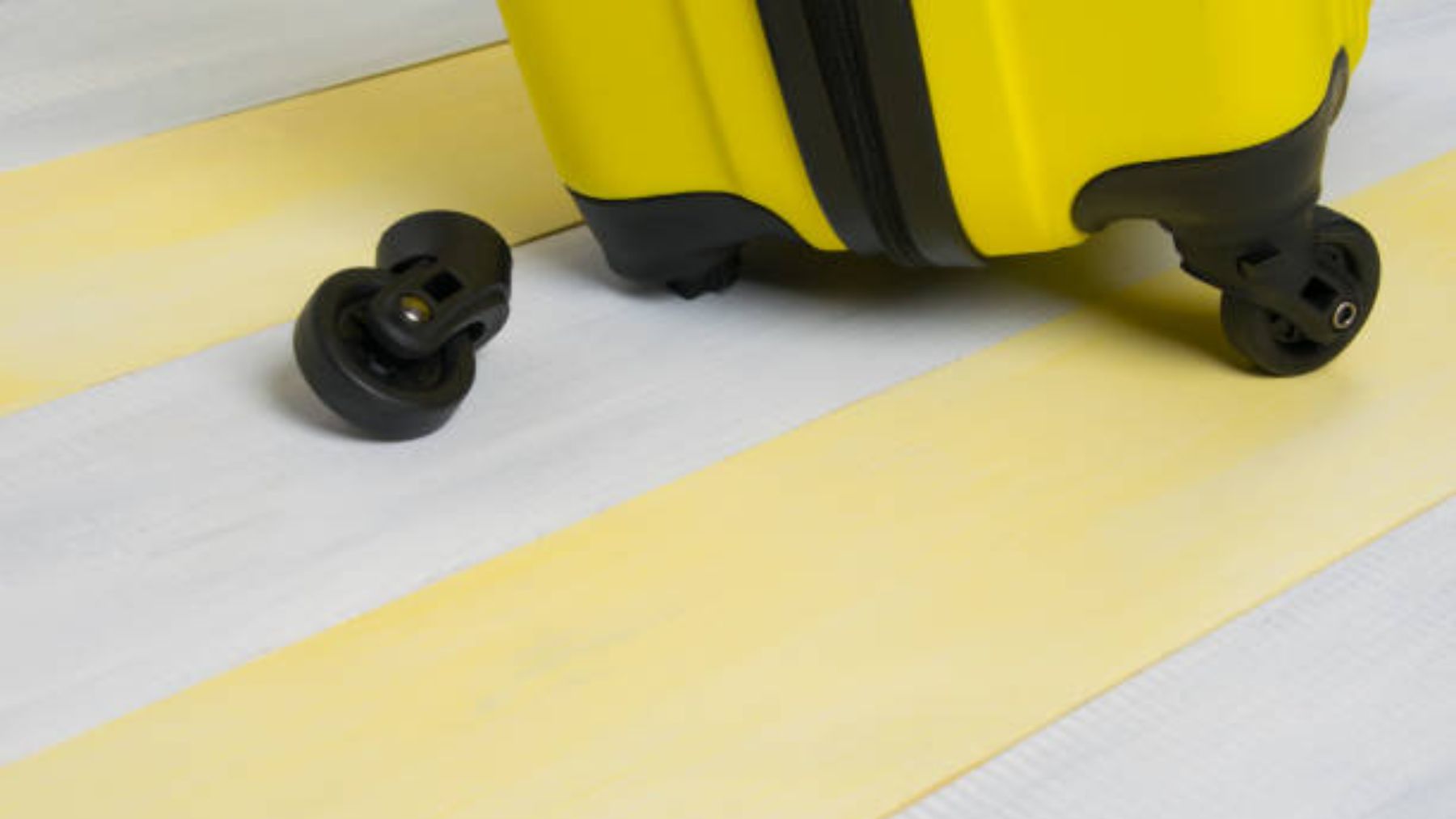 El motivo por el que las aerolíneas no te indemnizan si te rompen el asa o las ruedas de la maleta