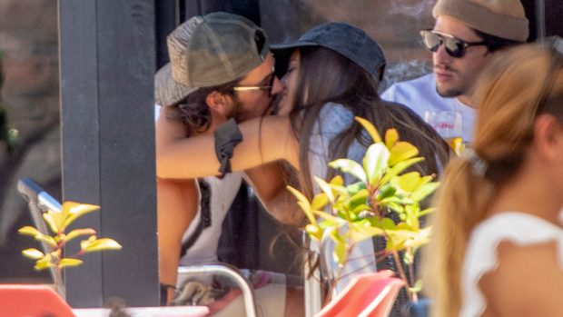 Mario Casas y Desiré Cordero besándose / Gtres