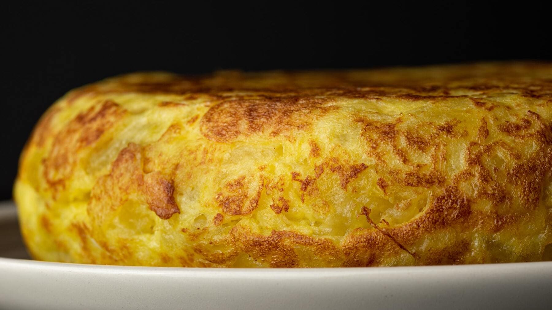 El peligroso motivo por el que jamás deberás hacer esto mientras cocinas tortilla de patatas