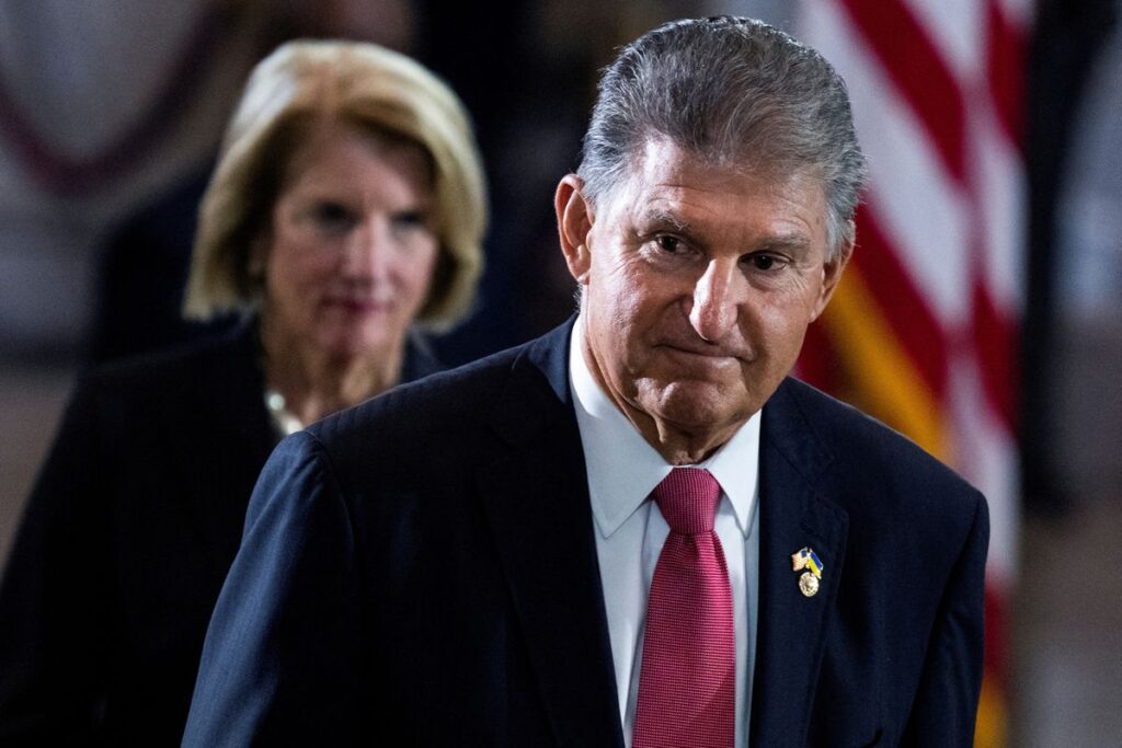 El senador rebelde Manchin bloquea los planes de Biden contra el cambio climático y la subida fiscal a los ricos