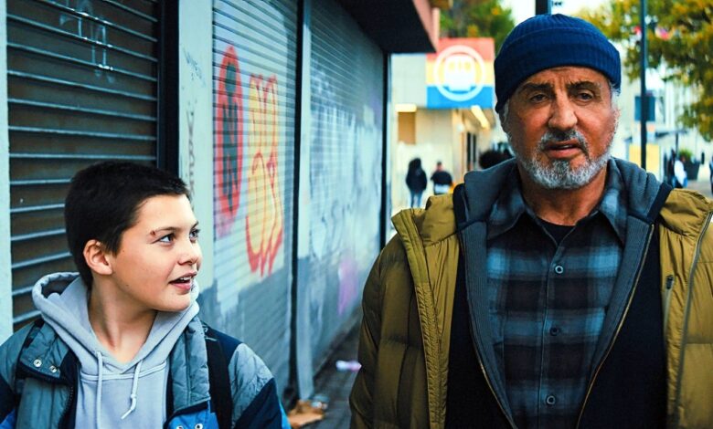 El superhéroe de Sylvester Stallone sale de su escondite en el tráiler de Samaritan