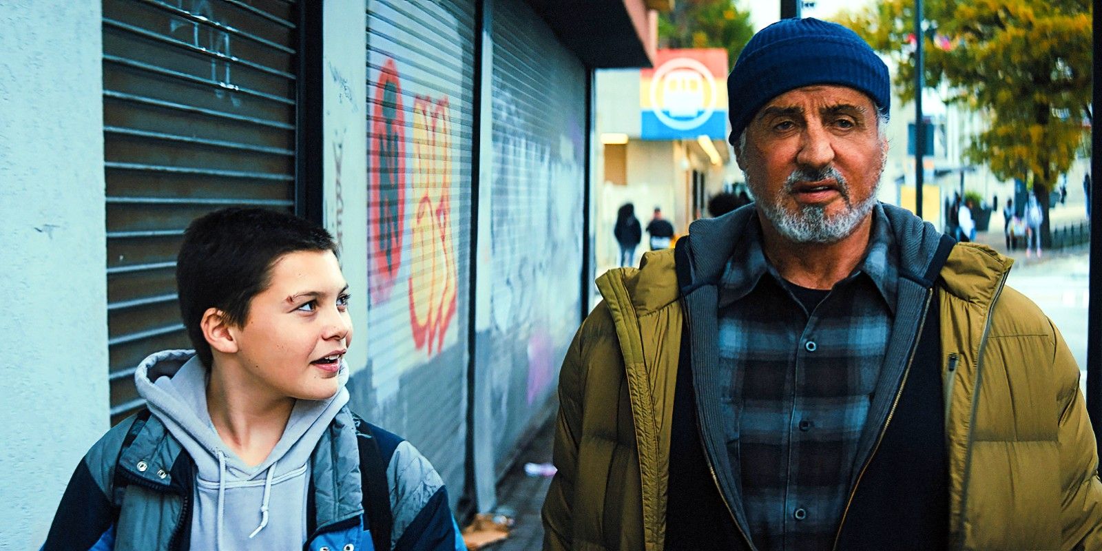 El superhéroe de Sylvester Stallone sale de su escondite en el tráiler de Samaritan