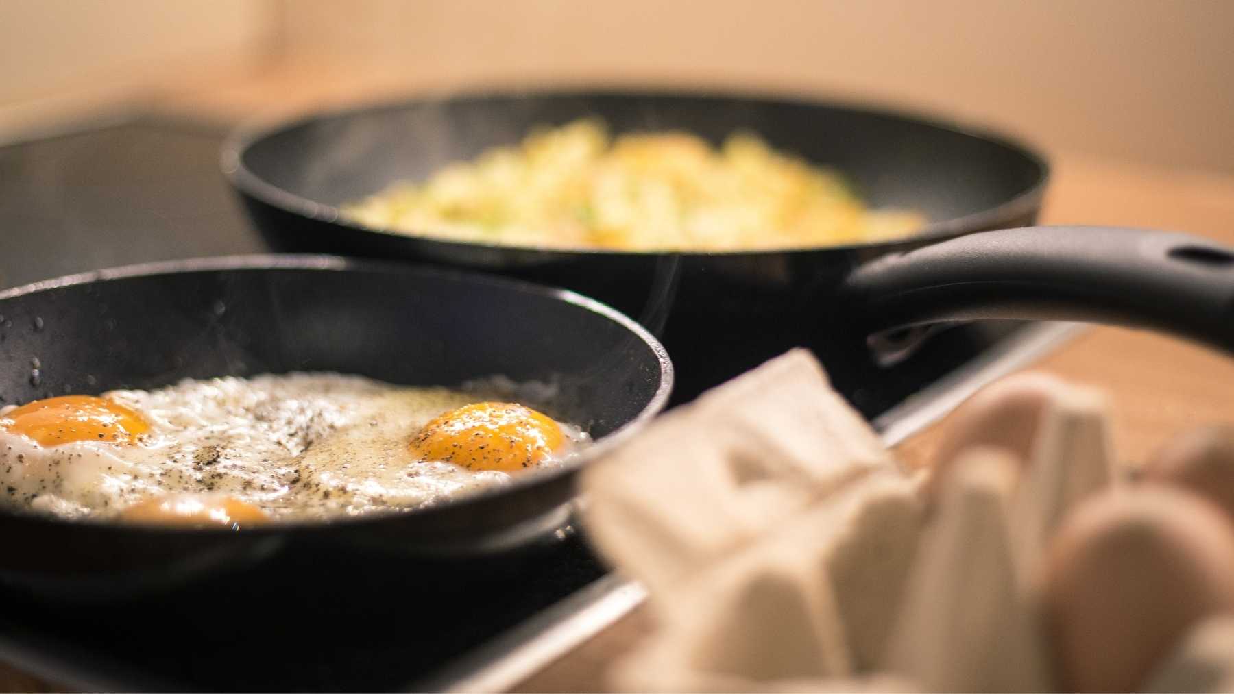 El truco viral de la sal para que el aceite deje de saltar en la sartén