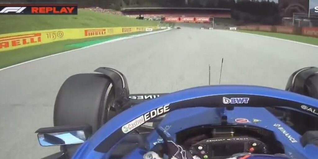 Enfado de Alonso: Le echan al césped y... ¡sigue a fondo!