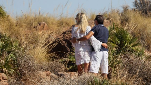 Enrique Ponce y Ana Soria abrazados / Gtres