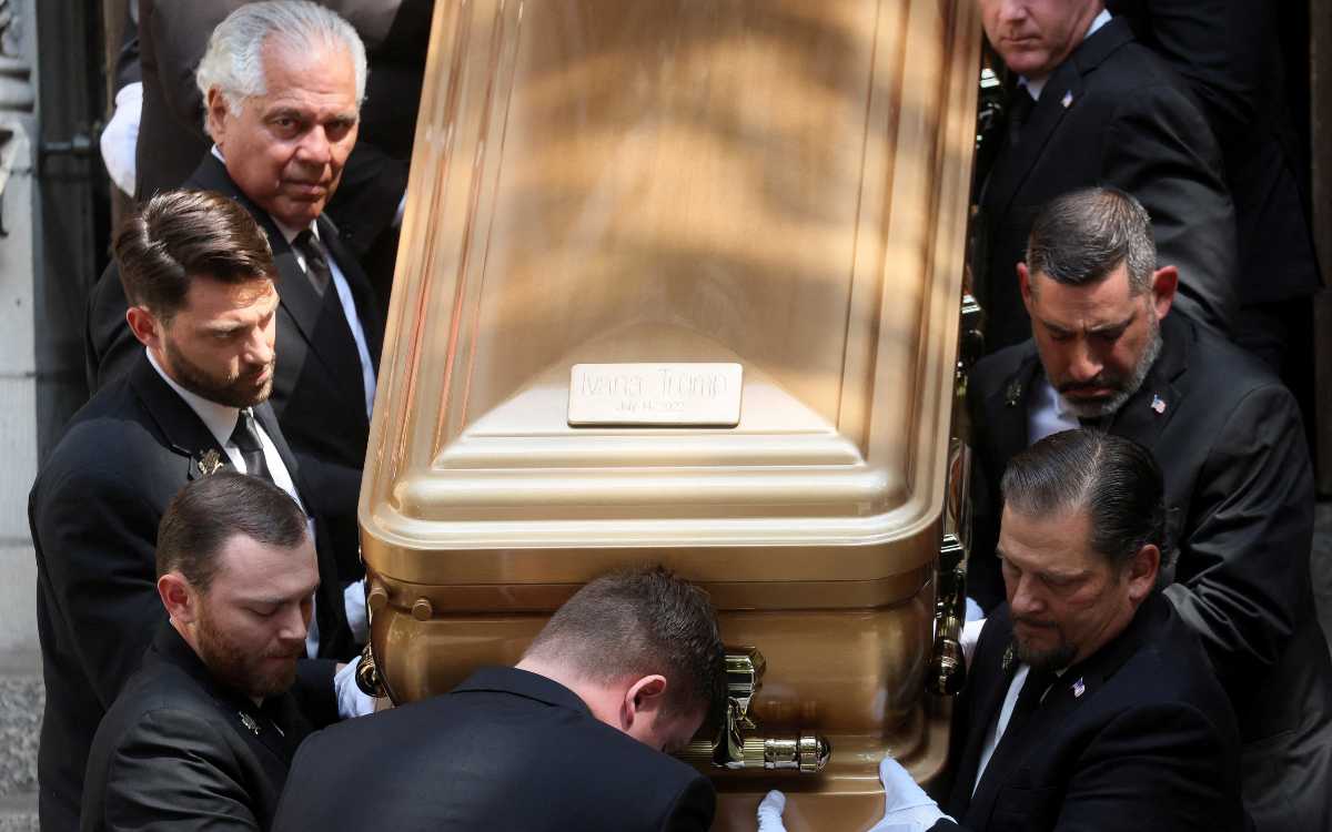 Entierran a Ivana Trump en campo de golf y piden beneficios fiscales