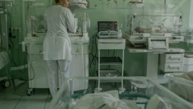 'Es como realidades paralelas': los rituales de vida y muerte se desdibujan en una vibrante ciudad ucraniana