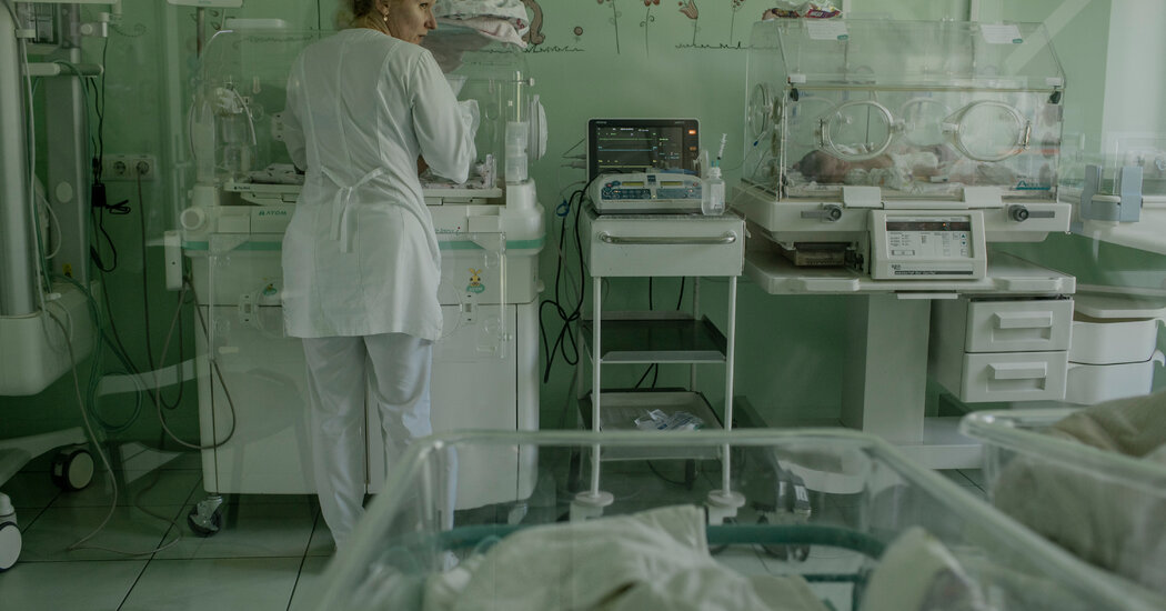 ‘Es como realidades paralelas’: los rituales de vida y muerte se desdibujan en una vibrante ciudad ucraniana