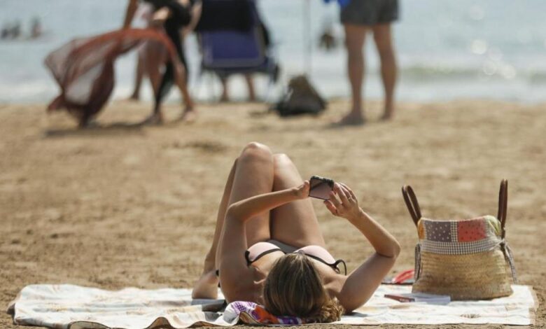 Estas son las consecuencias de llevarte el móvil a la playa