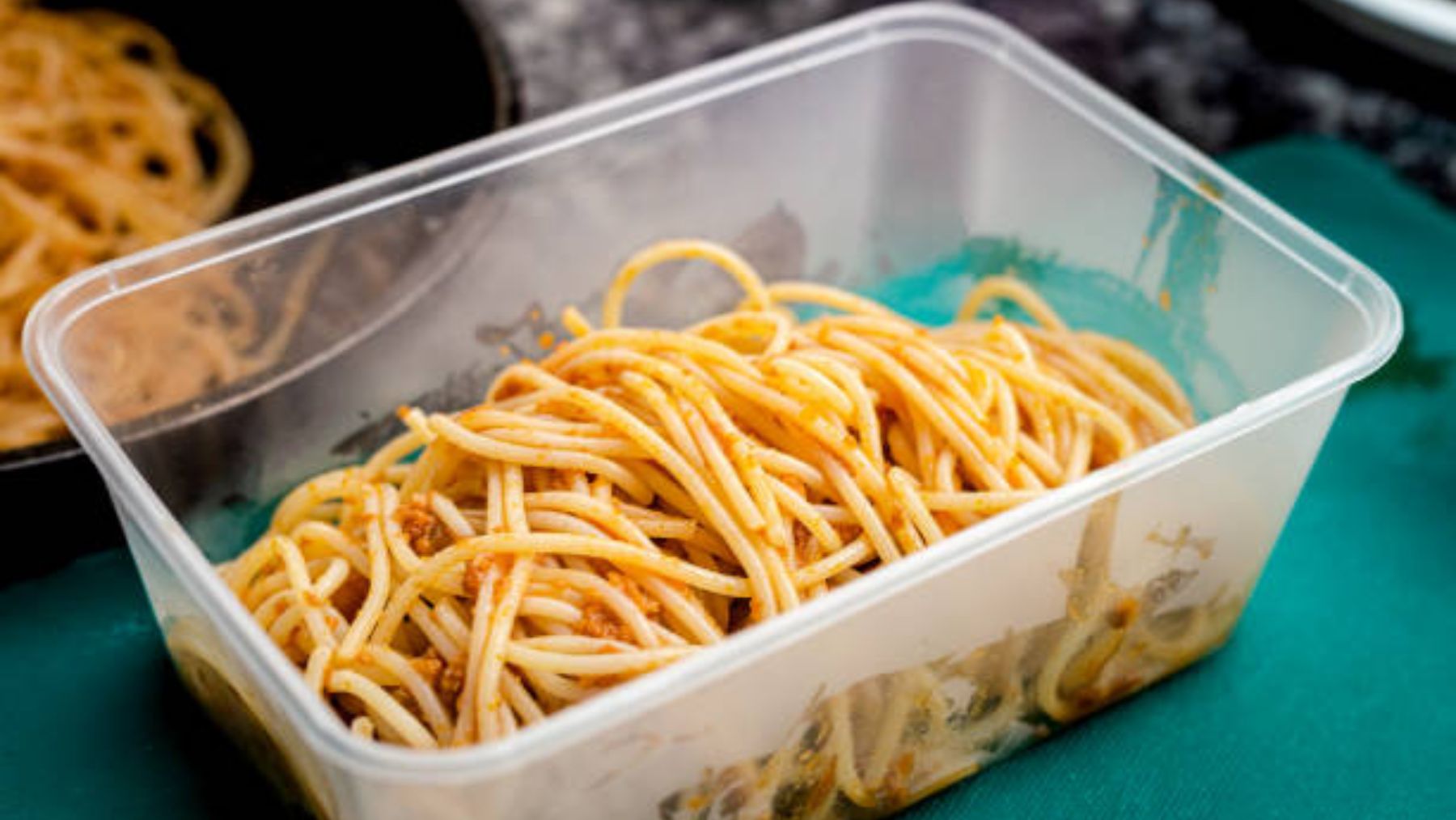 Este es el tiempo que podemos dejar las sobras de comida fuera de la nevera en verano