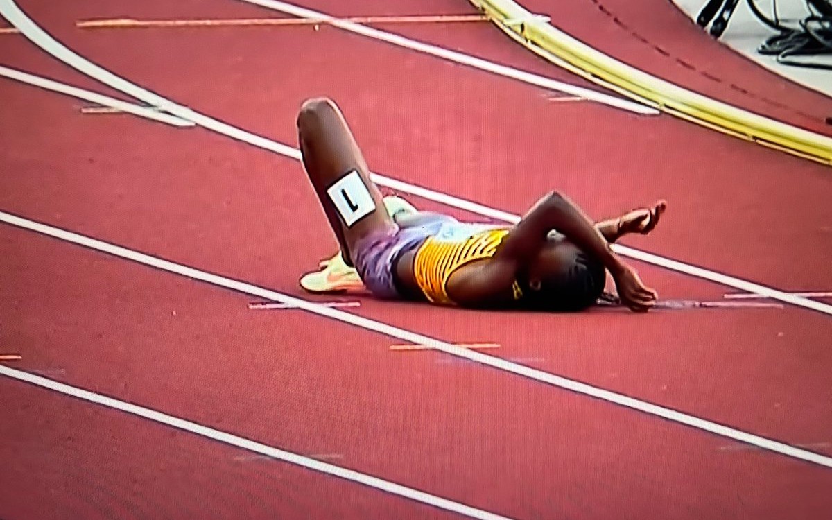 Eugene 2022: Descalifican a italiana por provocar caída de ugandesa | Video
