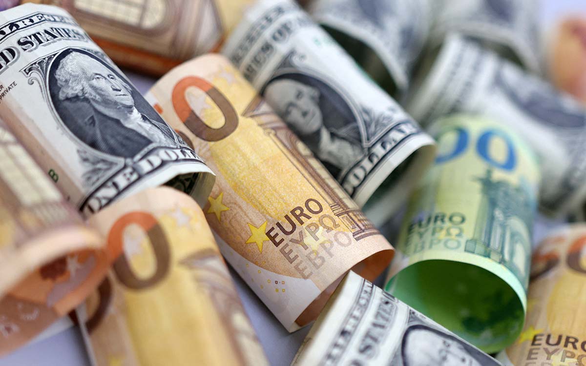 Euro alcanza máximo de 1 semana, mientras que el retroceso en apuestas de alza de tasas de la Fed golpea al dólar