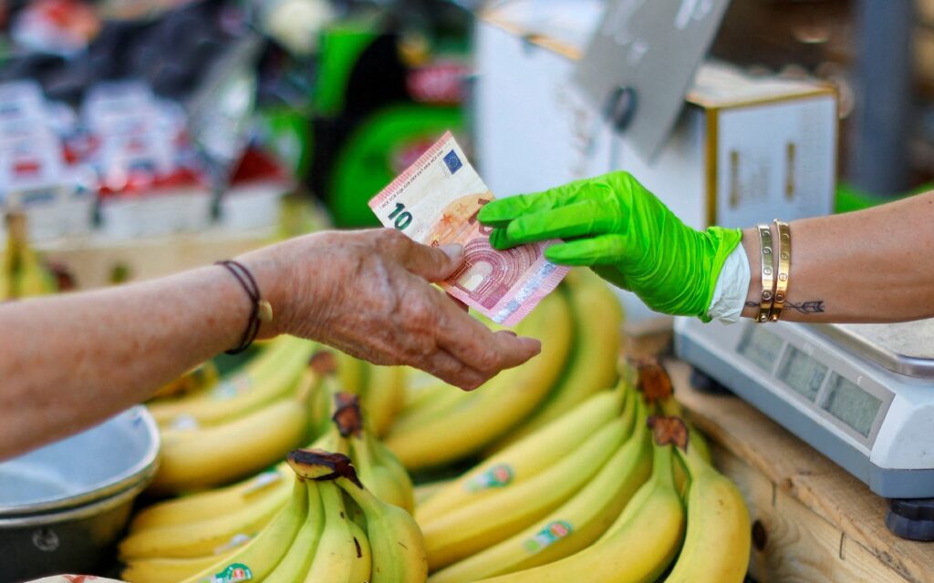 Euro se desploma a mínimo en 20 años; aumenta presión en muchas monedas