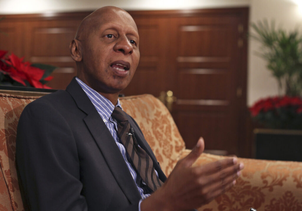 Familia del opositor cubano Guillermo Fariñas denuncia que está "secuestrado" por fuerzas de seguridad