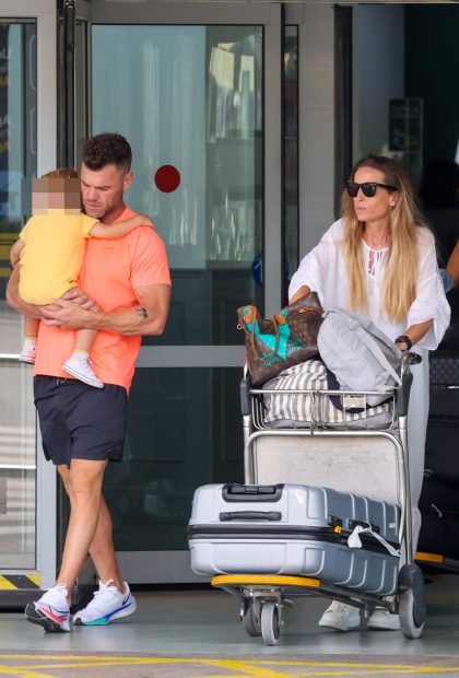 Fonsi Niego y Marta Castro junto a su hijo / Gtres
