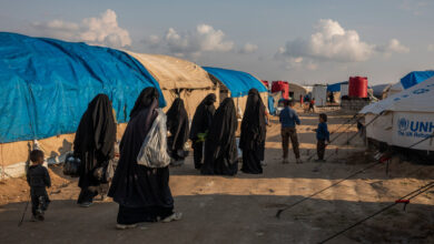 Francia trae a casa esposas francesas de yihadistas de ISIS de Siria