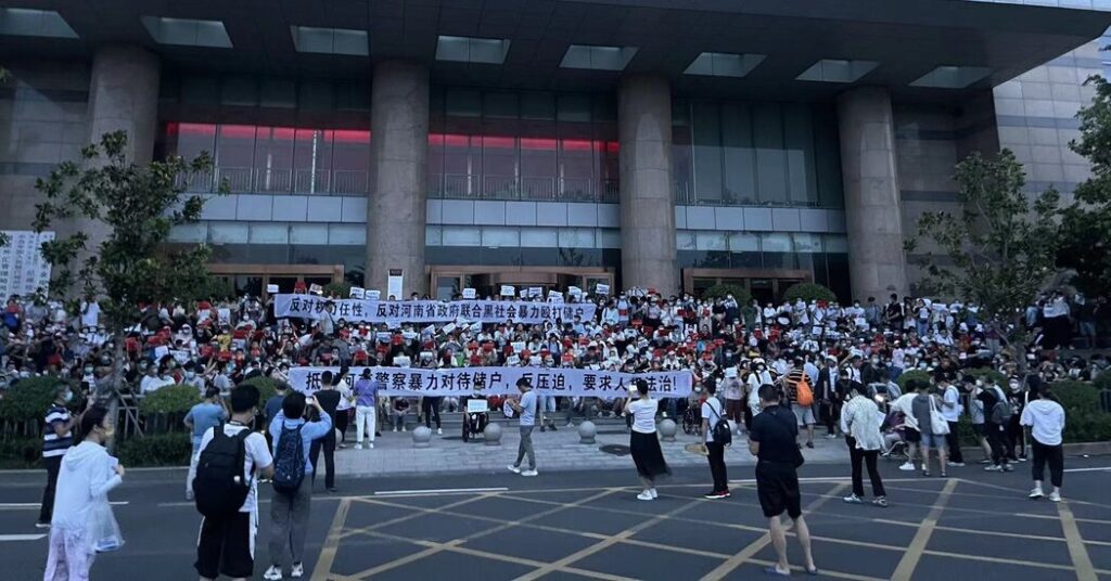 Fuerzas de seguridad en China atacan a manifestantes que buscan fondos congelados