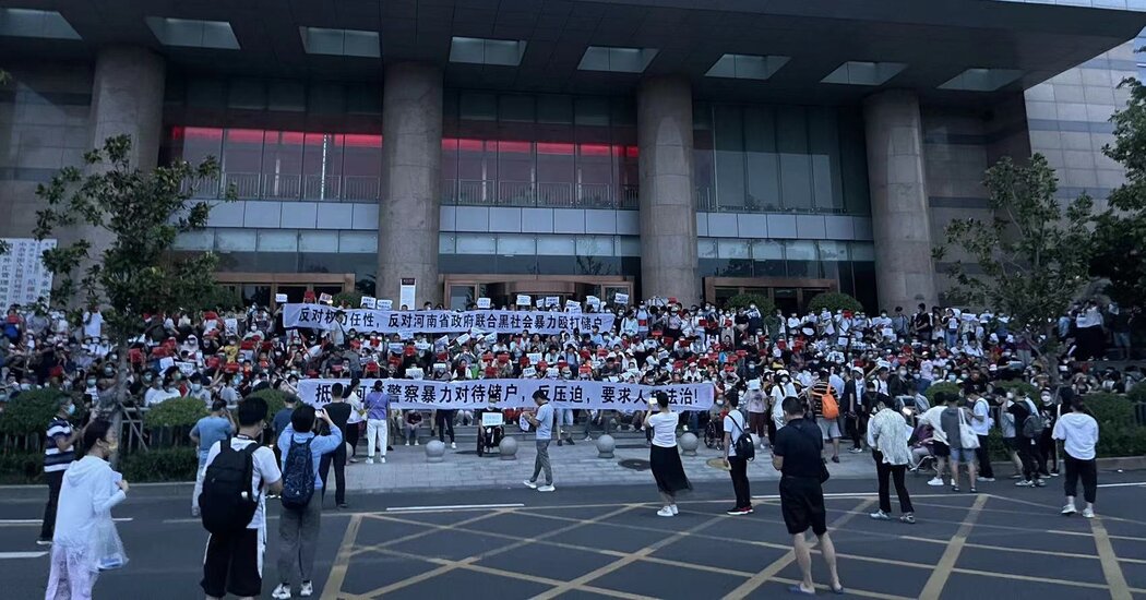 Fuerzas de seguridad en China atacan a manifestantes que buscan fondos congelados