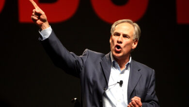 Greg Abbott anuncia más retenes tras tragedia en tráiler abandonado en Texas