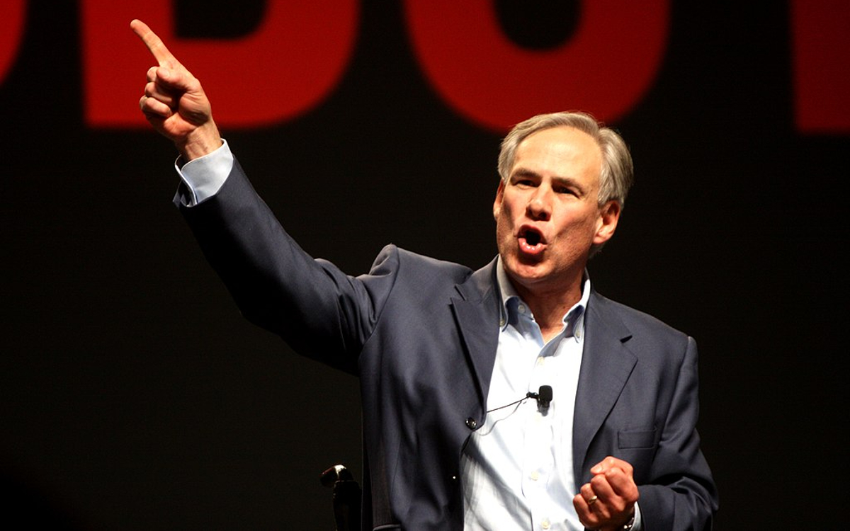 Greg Abbott anuncia más retenes tras tragedia en tráiler abandonado en Texas