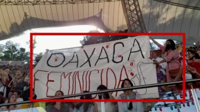 Guelaguetza | Arrebatan manta de ‘Oaxaca Feminicida’ y desalojan a la saxofonista María Elena Ríos