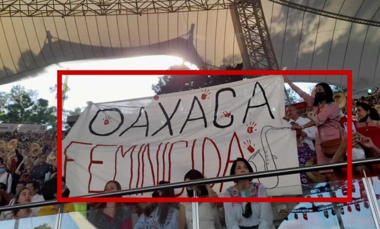 Guelaguetza | Arrebatan manta de ‘Oaxaca Feminicida’ y desalojan a la saxofonista María Elena Ríos
