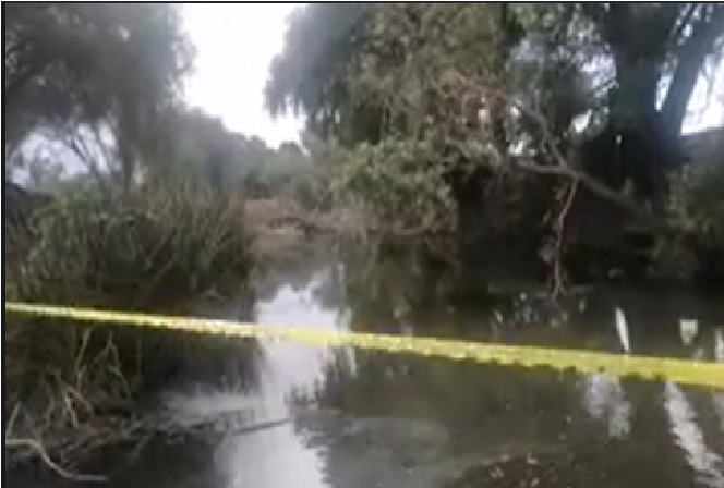 Hallan muerto a un sujeto flotando sobre las pestilentes aguas del Río Tequisquiapan