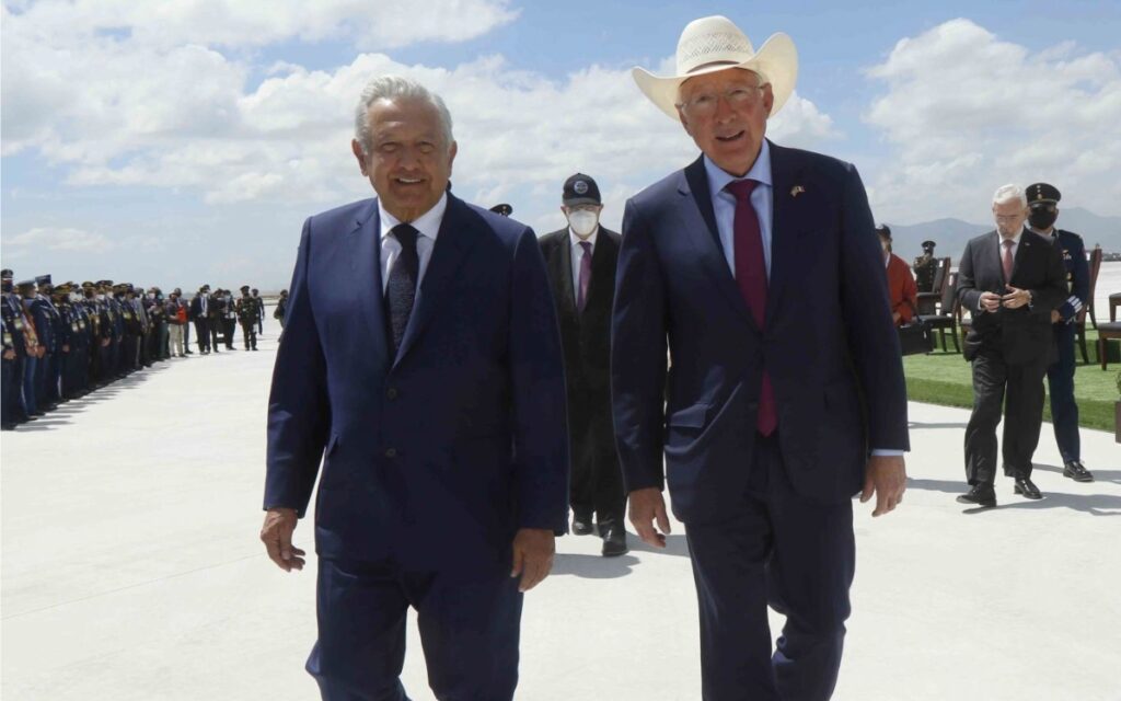 He hecho una buena relación y con humildad: Ken Salazar defiende cercanía con AMLO