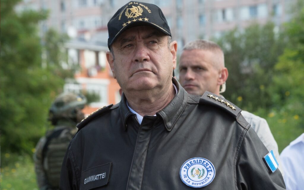 Hombres atacan a militares que protegían perímetro del presidente Giammattei; sale ileso