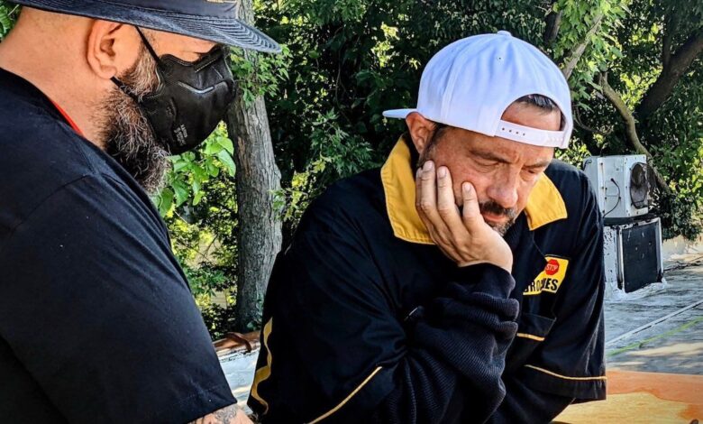 Imagen de BTS de Clerks 3 muestra a Kevin Smith planeando un juego de hockey en la azotea