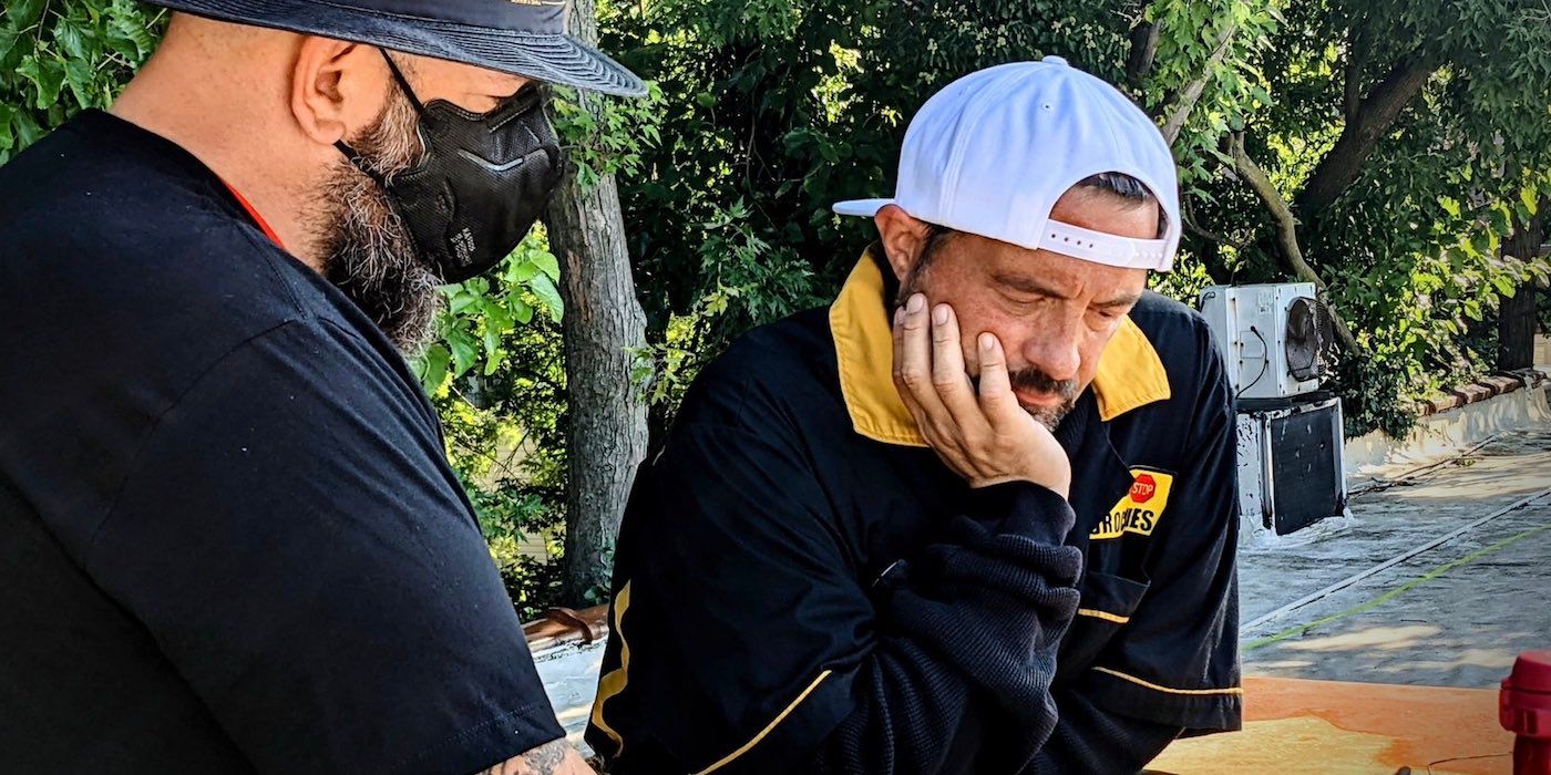 Imagen de BTS de Clerks 3 muestra a Kevin Smith planeando un juego de hockey en la azotea